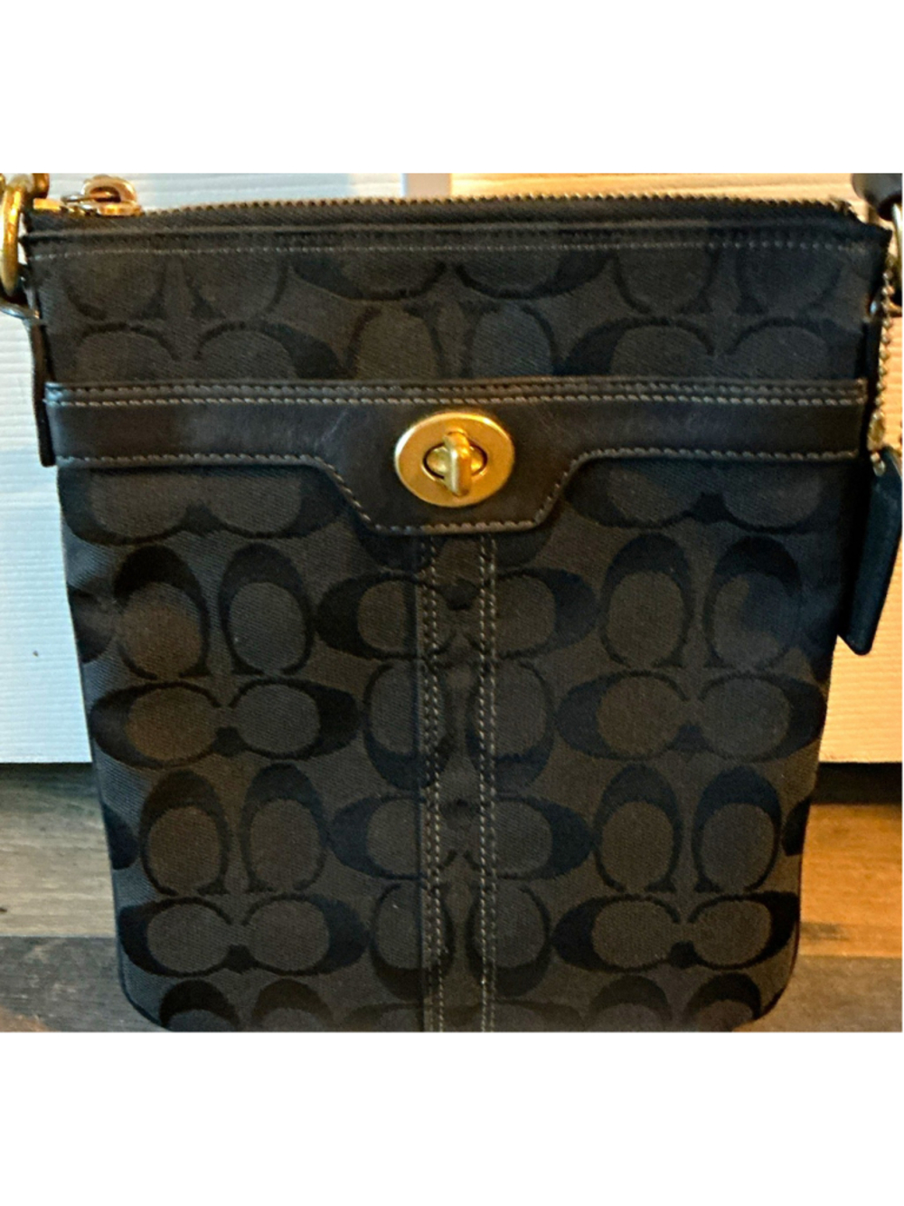 Coach Signature C Crossbody Bag Black Zip Gold Hardware Charm Small Pockets